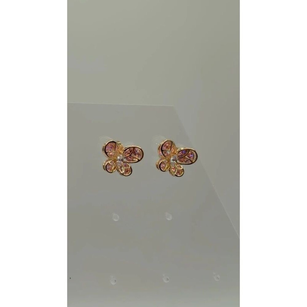 Hermoso arete en forma de mariposa